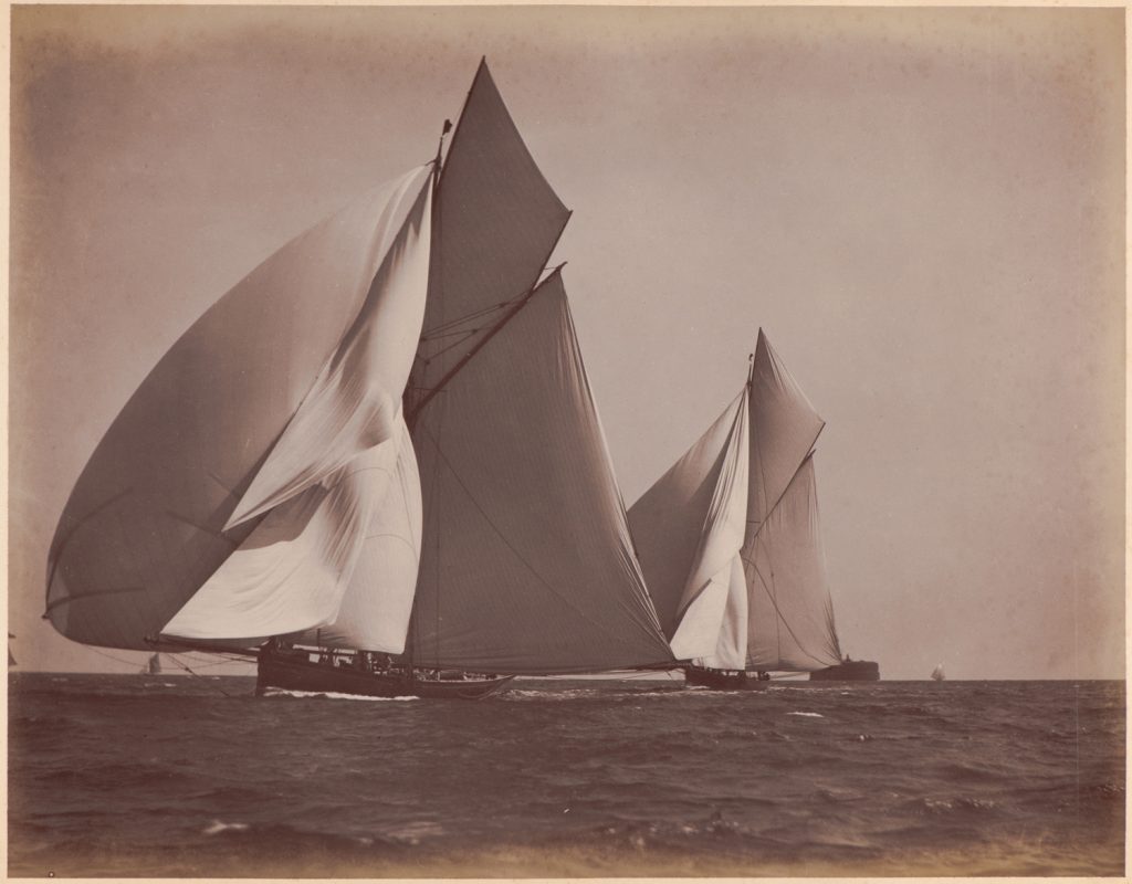 Regaty przy wyspie Wight.
Dwa jachty płyną „na motyla”
w tle fort No Man’s Land
„West & Son”, Alfred John West