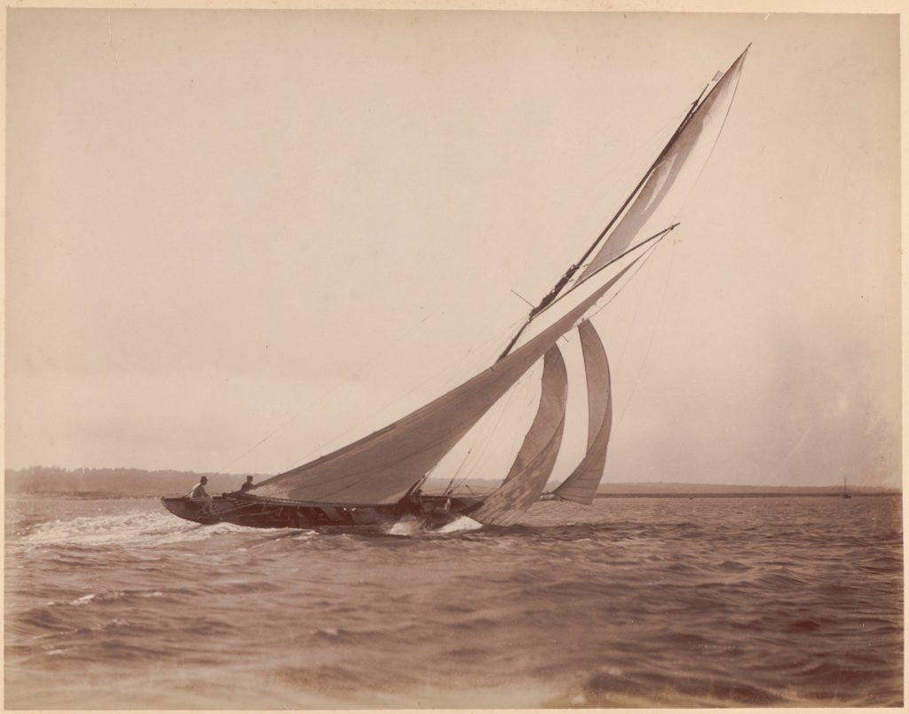 Jacht w mocnym przechyle