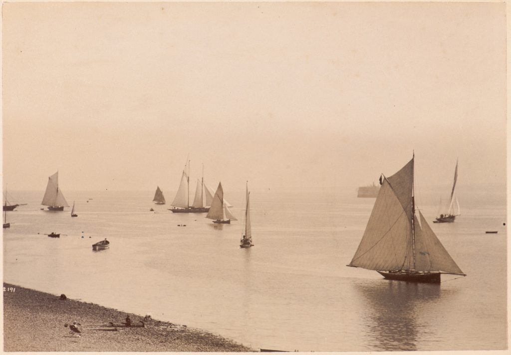 Jachty na redzie w pobliżu plaży,
w oddali fort No Man’s Land