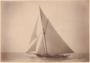 Jacht płynie na pełnym morzu 
kursem na bajdewind