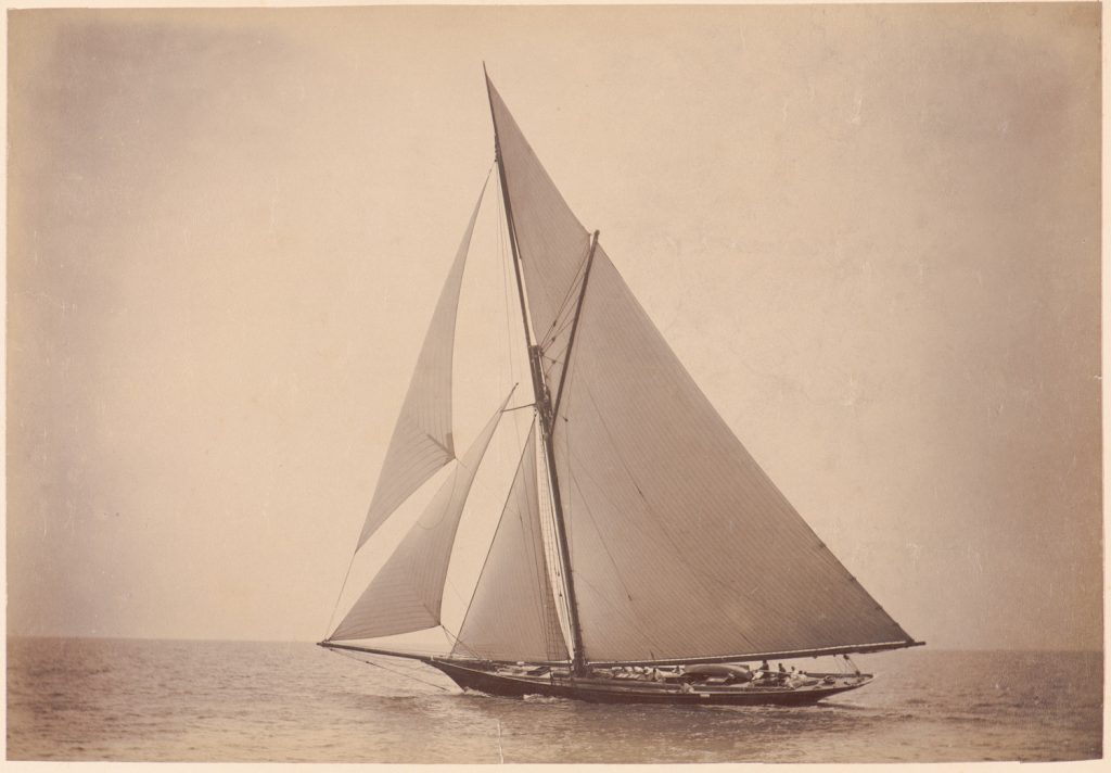 Jacht płynie na pełnym morzu 
kursem na bajdewind