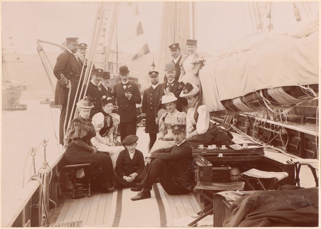 portret grupowy na pokładzie żaglowca.