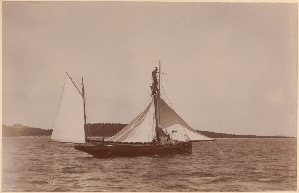 Erycina, zabezpieczanie złamanego
masztu, w tle fortyfikacje
austro-węgierskie wokół Puli