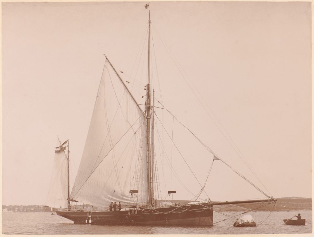 Erycina zacumowana przy boi,
zrzucanie żagli.