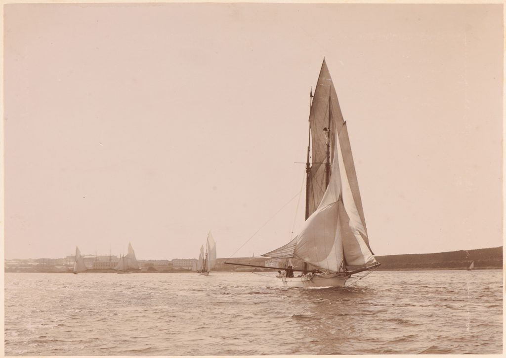 Jacht w trakcie zwrotu przez rufę,
w tle port Pula.