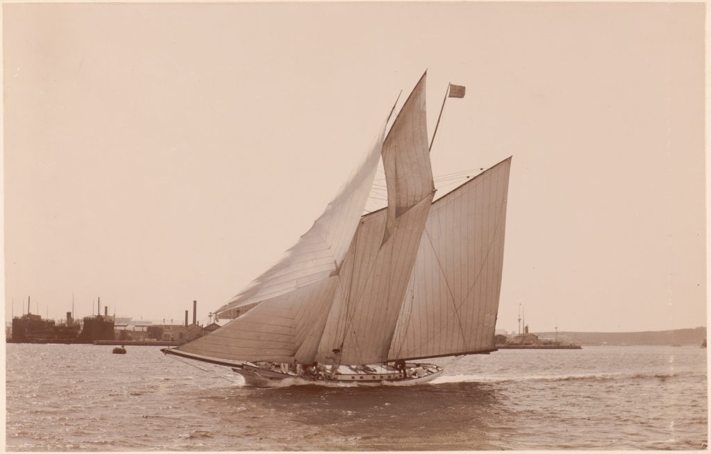 Jacht płynie prawym halsem
przez port w Puli