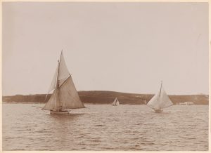 Jachty płynące w pełnym
ożaglowaniu na Morzu Adriatyckim
wśród archipelagu chorwackiego