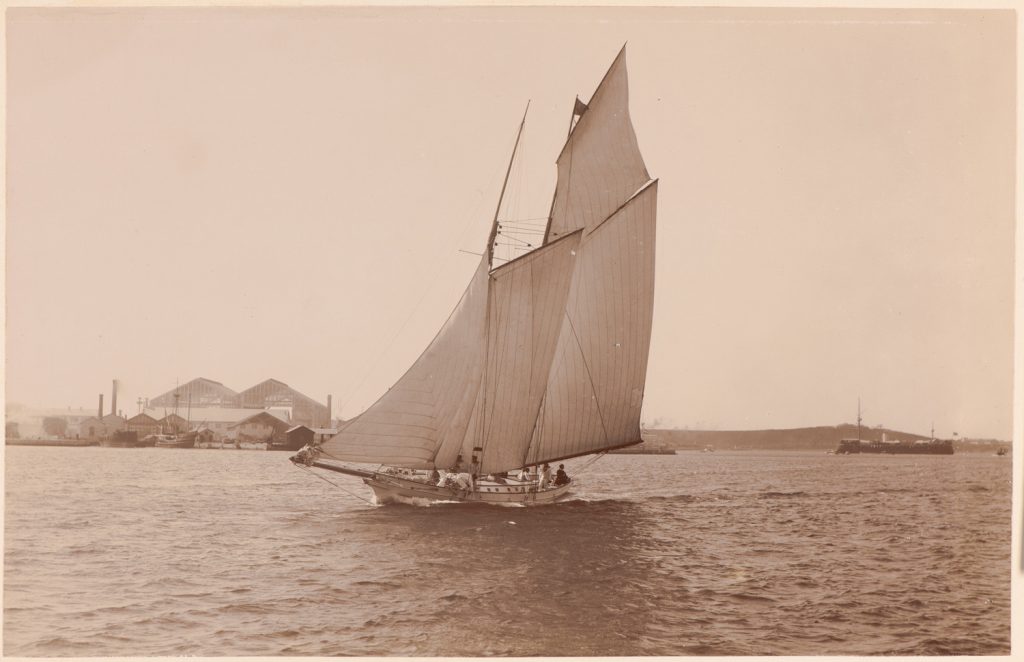 Jacht płynie prawym halsem 
przez port w Puli