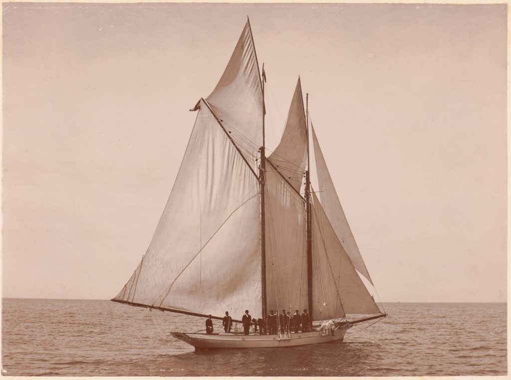 Portret marynarzy na pokładzie
jachtu, kapitan przy rumplu.