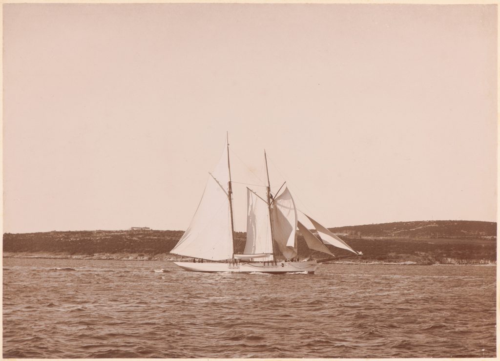 Senj, stawianie bryfoka,
w tle archipelag chorwacki.