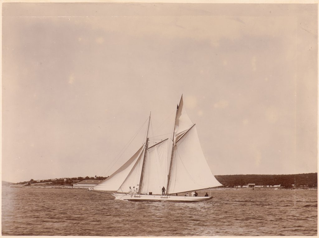 Jacht płynie wzdłuż wybrzeża
dalmatyńskiego.