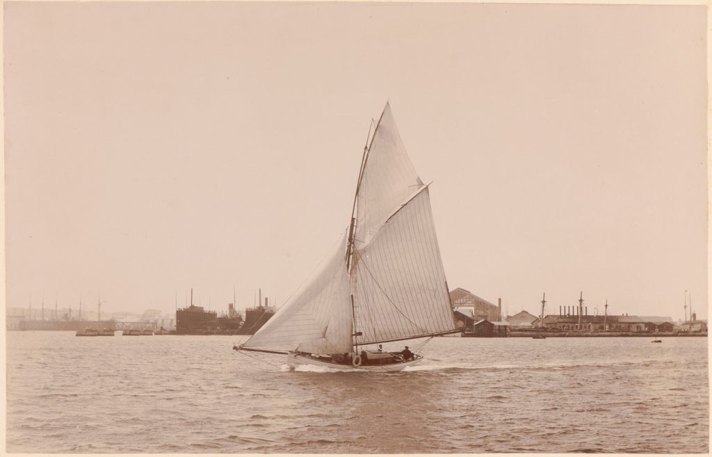 Jacht płynie prawym halsem
przez port w Puli.