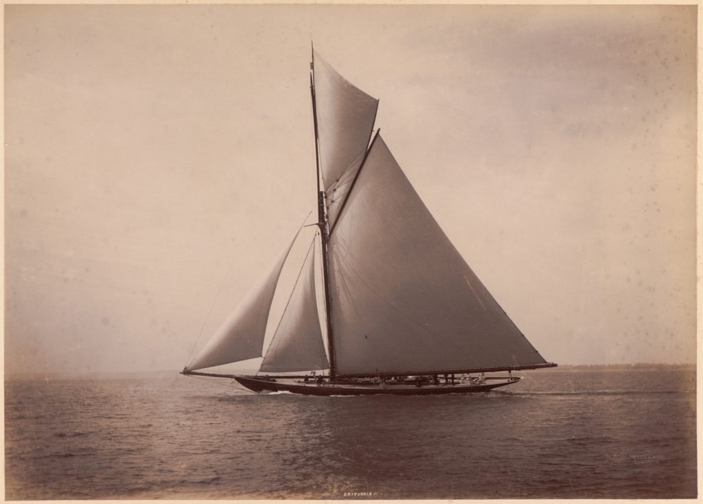 Britannia płynie przy sprzyjających warunkach, ostrym wietrze i gładkim morzu.