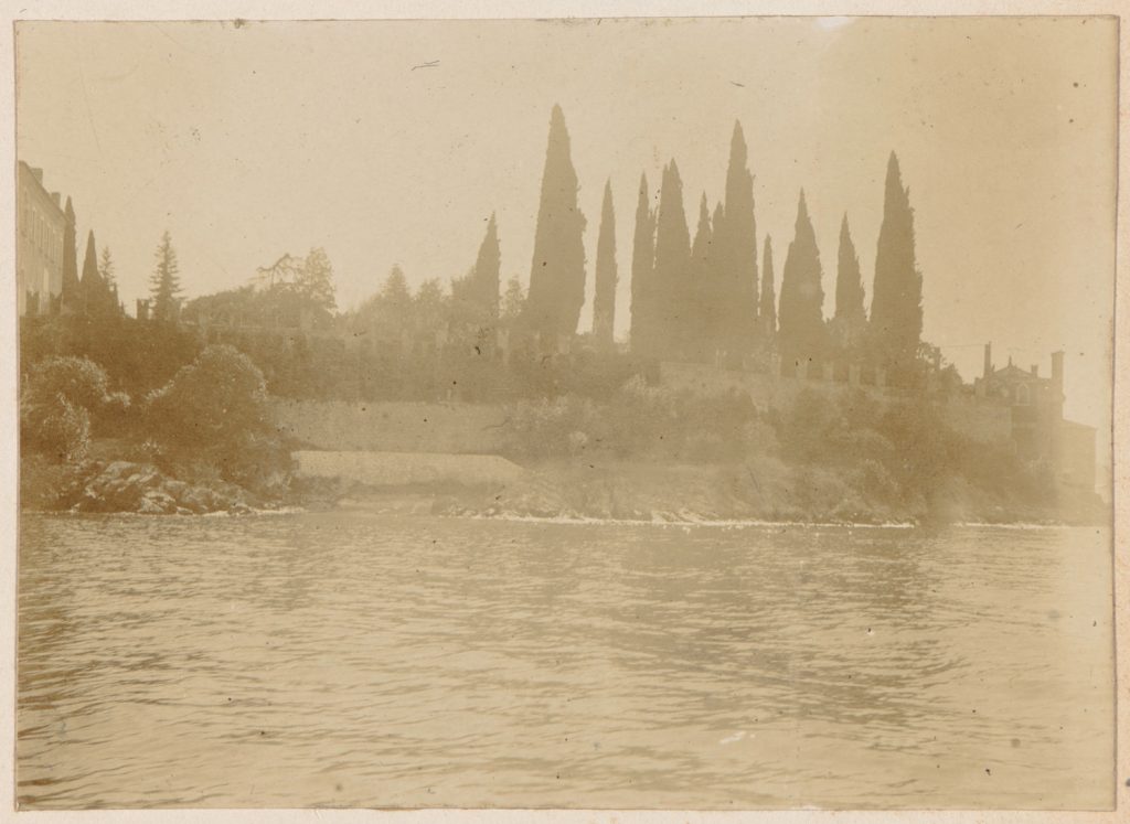 pejzaż nadmorski z fortyfikacjami