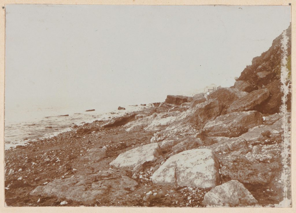 Normandia (?), kamienisty brzeg morski