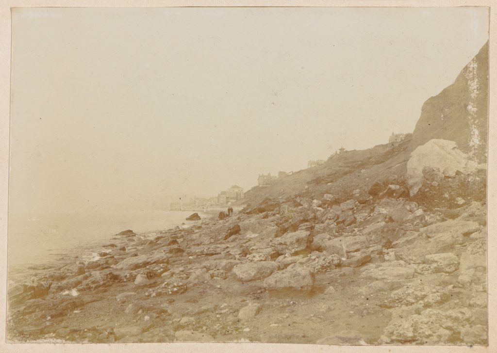 Normandia(?), kamienisty brzeg morski