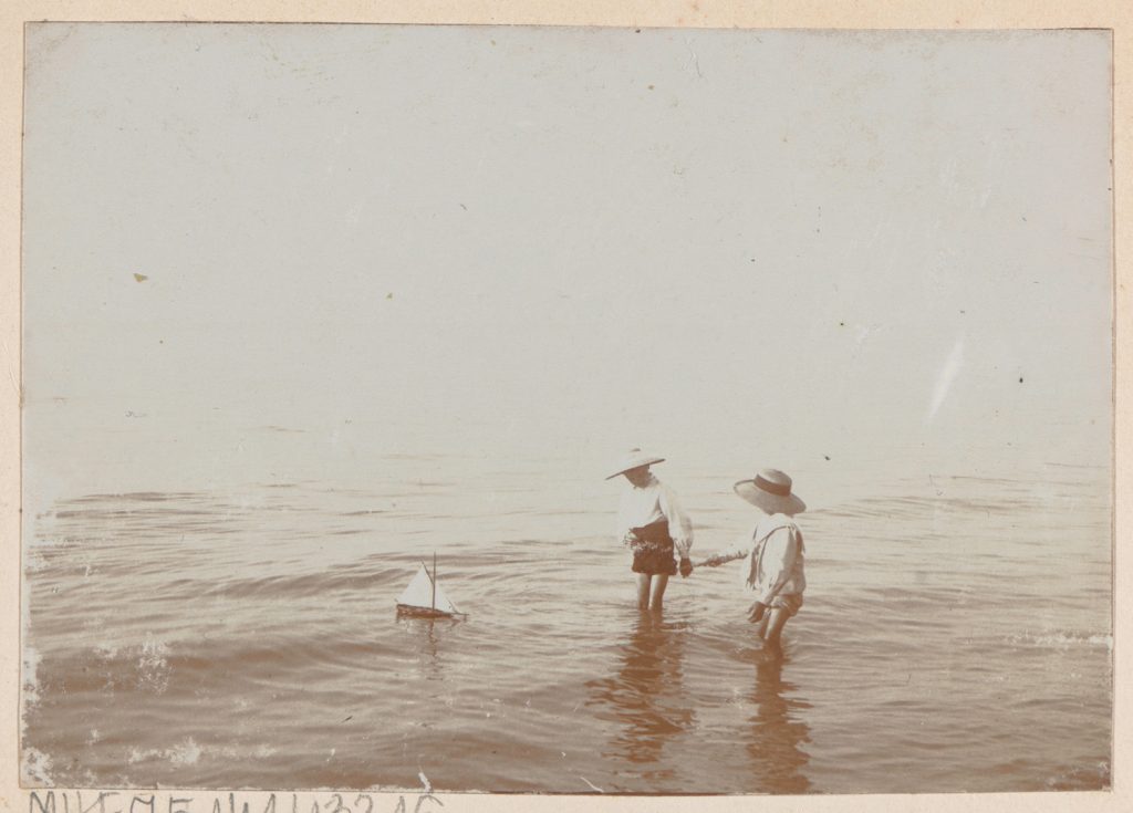 Normandia(?), dzieci nad brzegiem morza