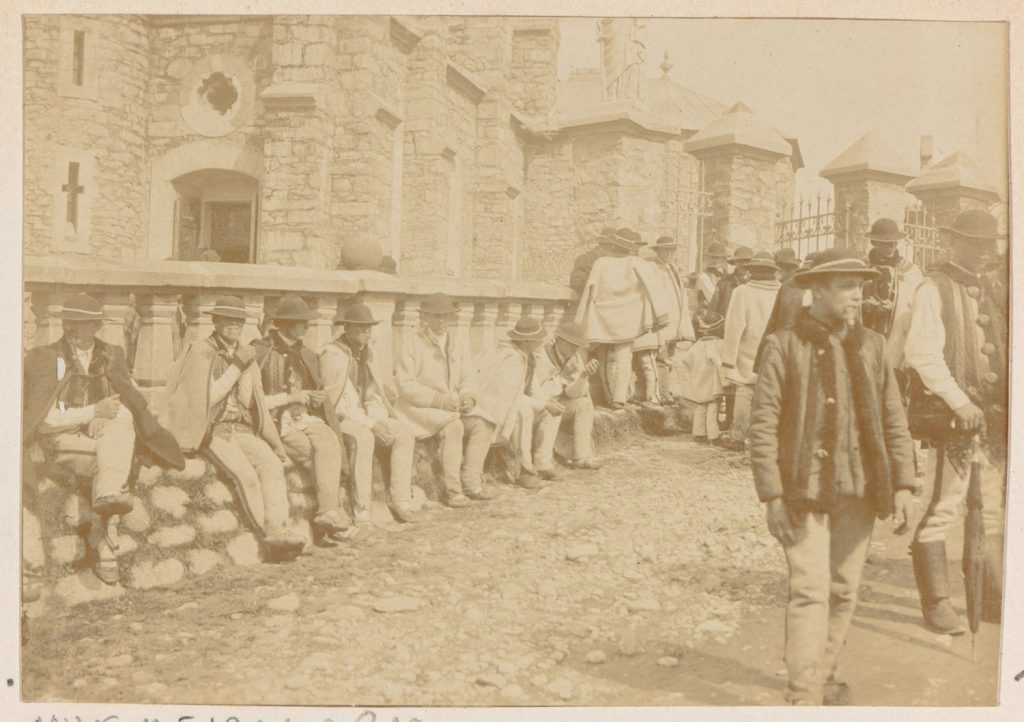 Zakopane, Górale przed kościołem