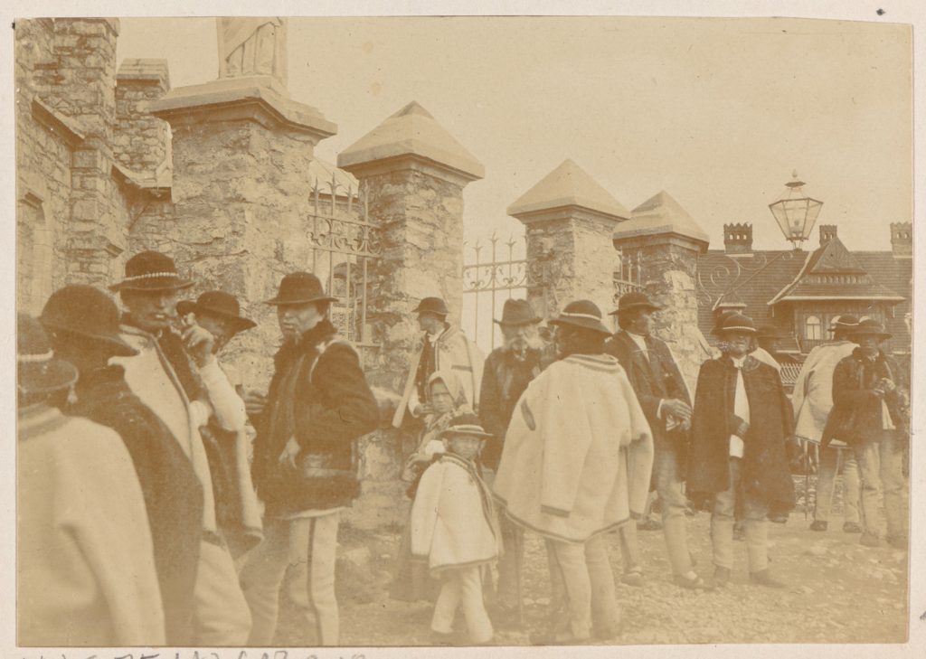 Zakopane, Górale przed kościołem