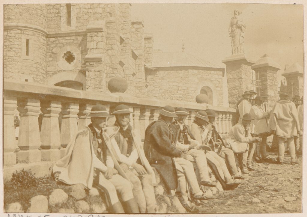 Zakopane, Górale przed kościołem