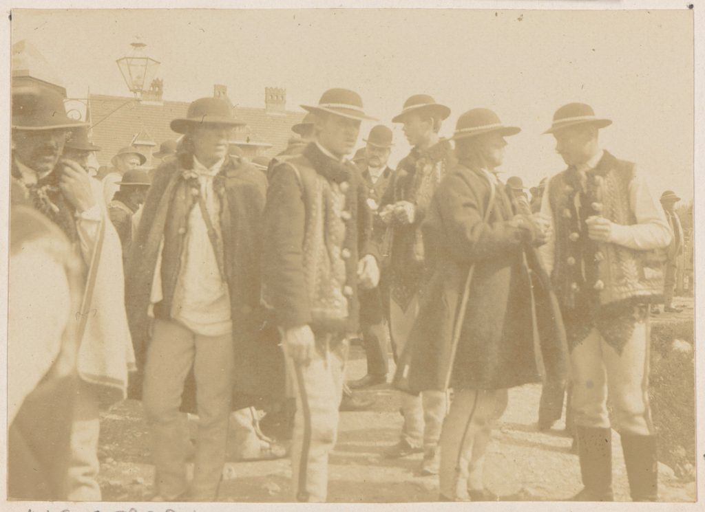 Zakopane, Górale przed kościołem