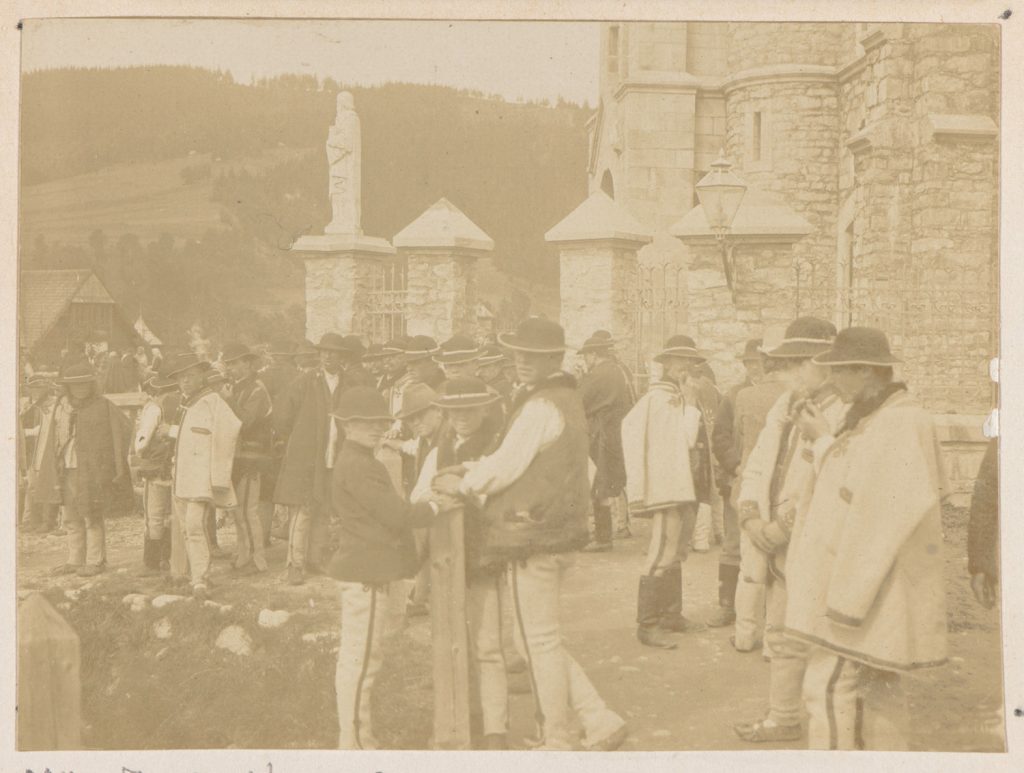 Zakopane, Górale przed kościołem