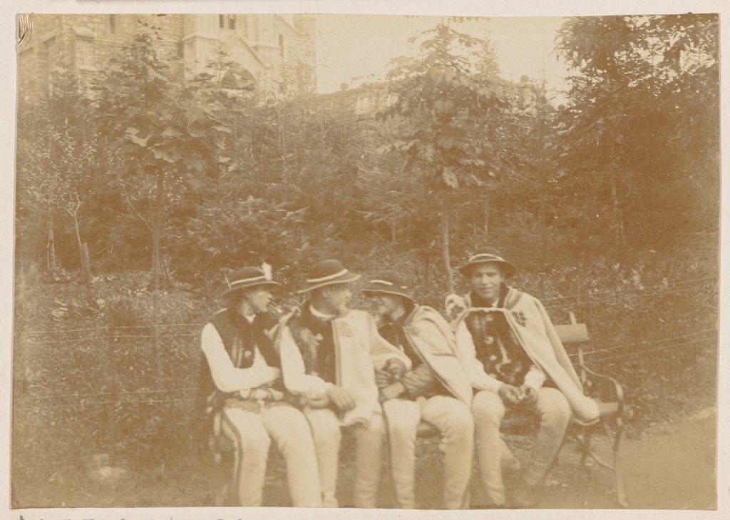 Zakopane, Krupówki, Górale na ławce