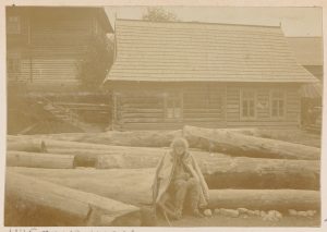 Zakopane, Krupówki, stary góral na tle chałupy