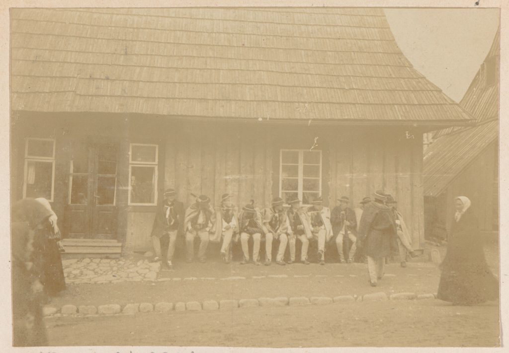 Zakopane, górale przed chałupą