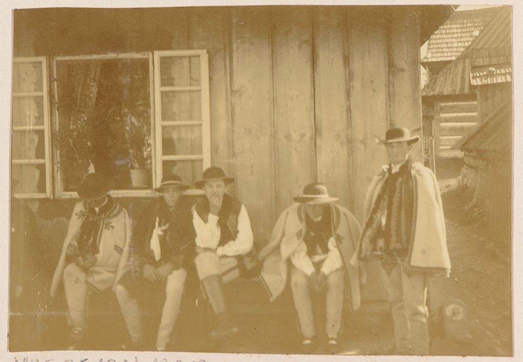 Zakopane, górale przed chałupą