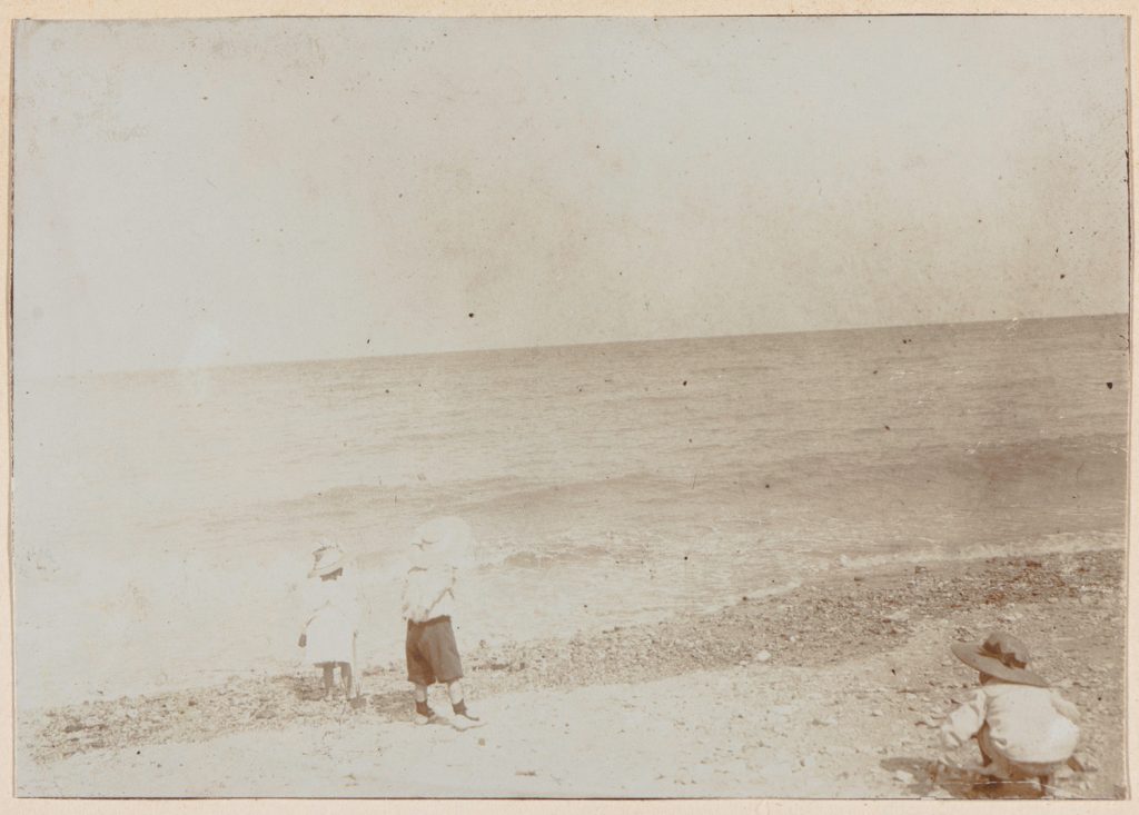 Normandia (?), dzieci na plaży