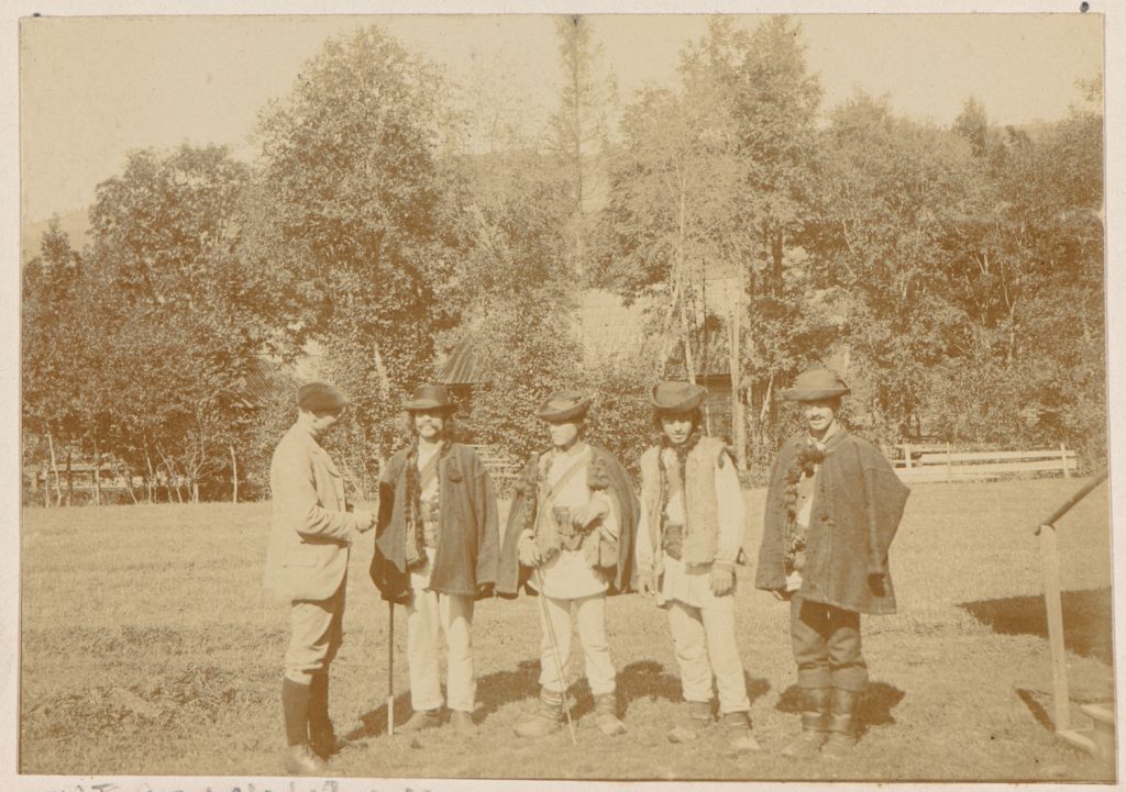 Zakopane, L.Wyczółkowski z góralami