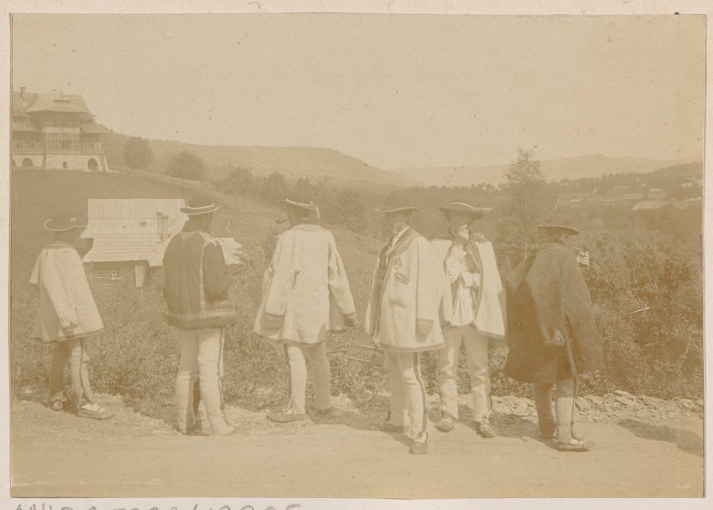 Zakopane, grupa górali przy drodze