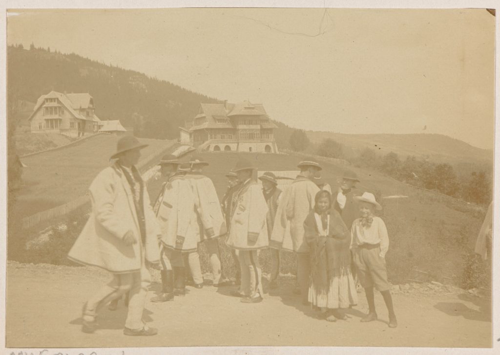 Zakopane, grupa górali przy drodze