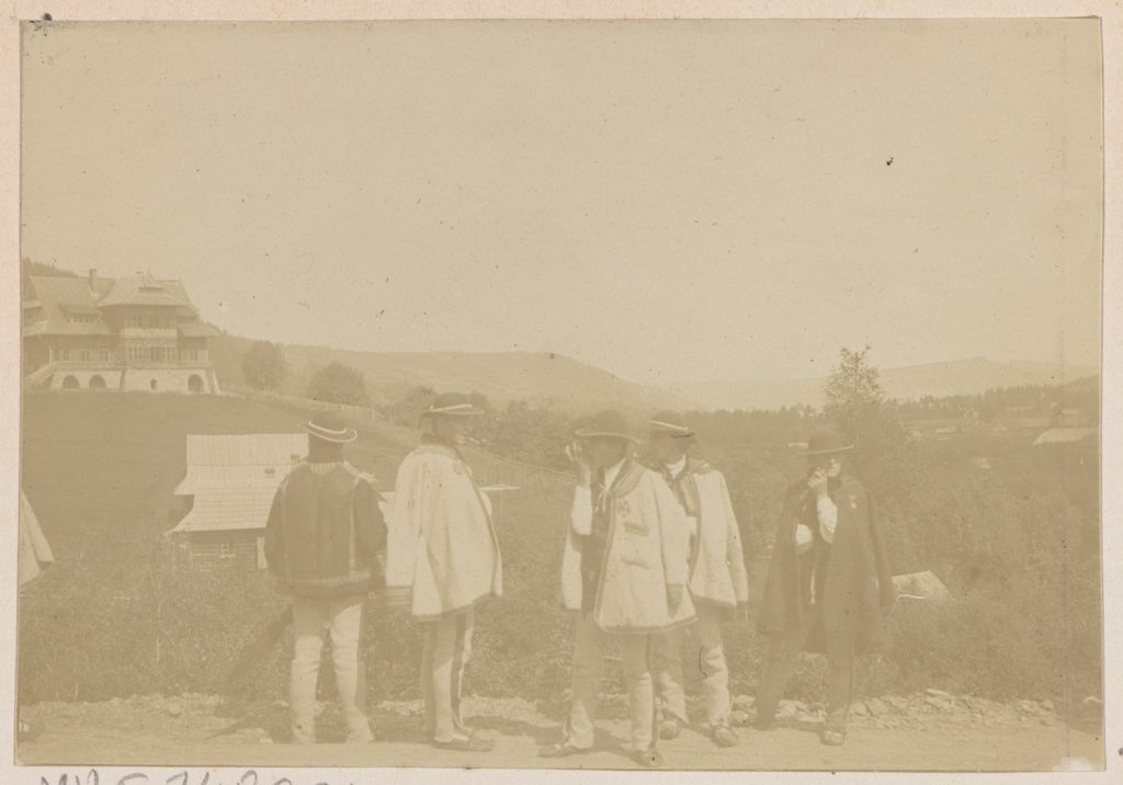 Zakopane, grupa górali przy drodze