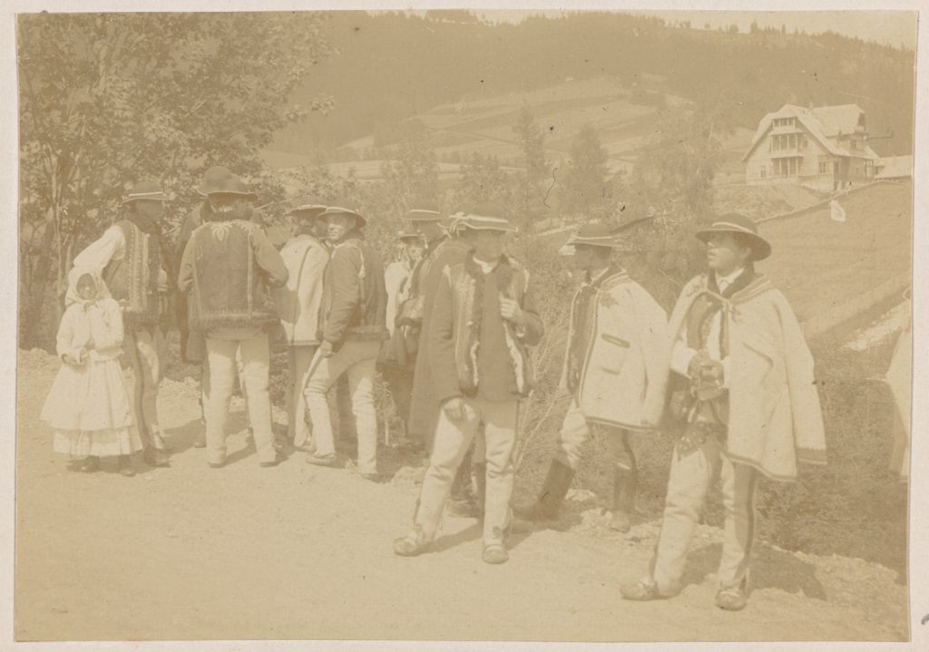 Zakopane, grupa górali przy drodze