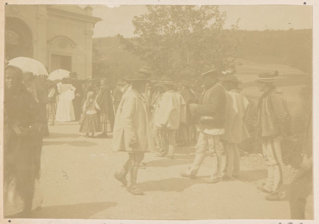 scena przed kościołem