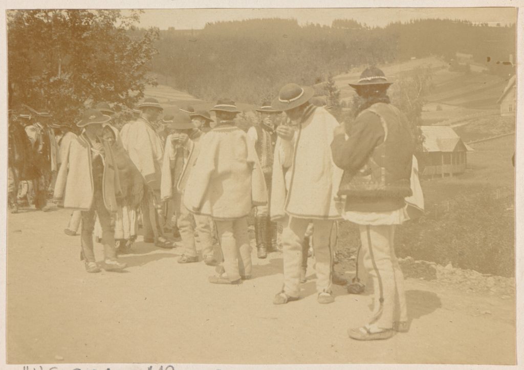 grupa Górali przy drodze