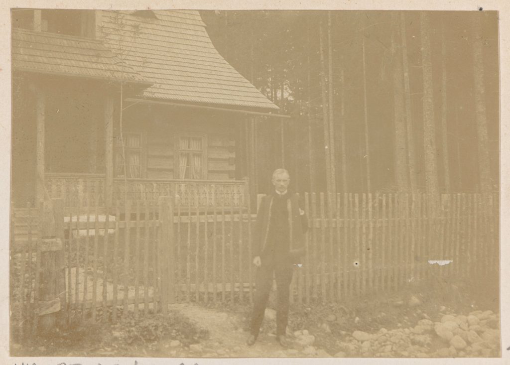 mężczyzna przed chałupą