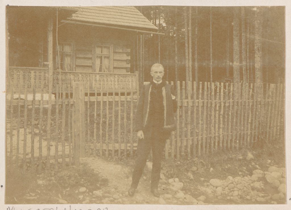 mężczyzna przed zagrodą