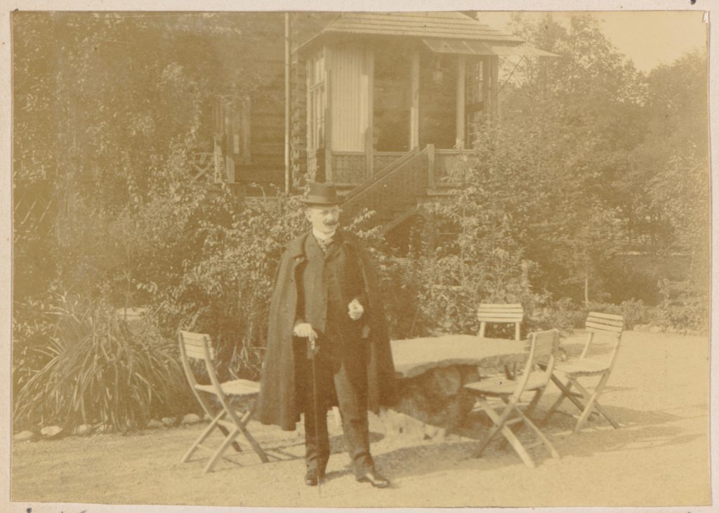 Zakopane, mężczyzna w ogrodzie