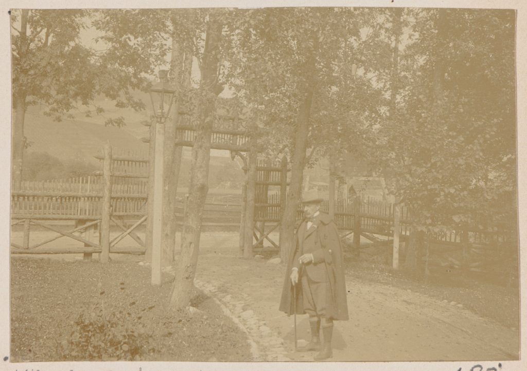 Zakopane, mężczyzna w ogrodzie