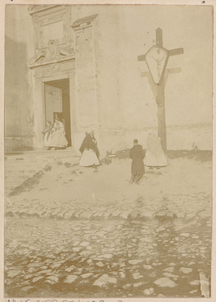 Kraków, Tyniec, plac przed kościołem