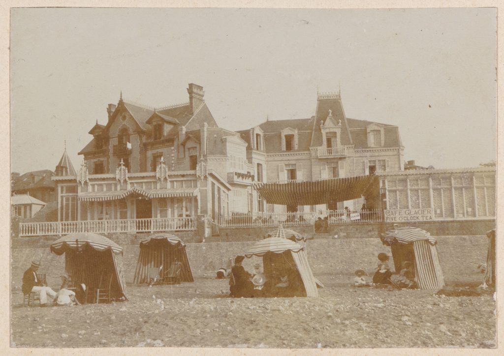 Normandia(?), pensjonaty przy plaży