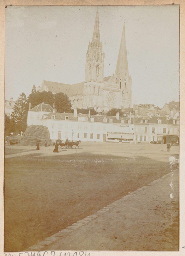 Chartres, widok miasta z katedra w tle