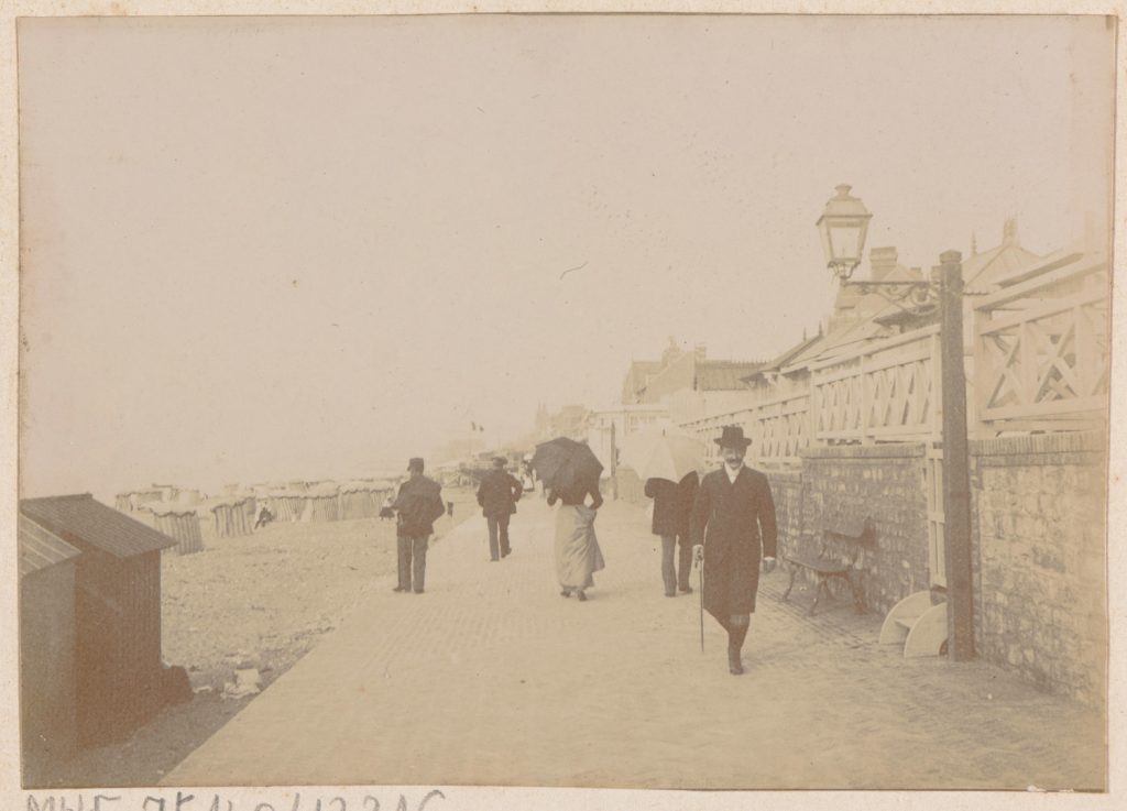 Normandia (?), bulwar przy plaży