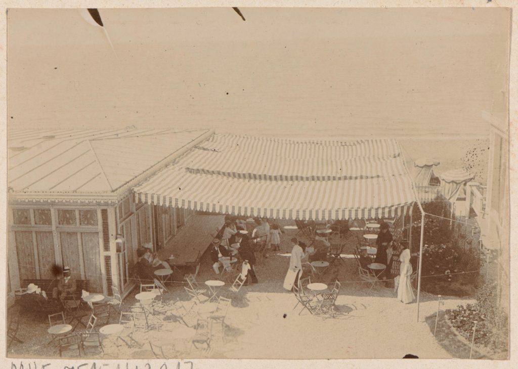 Normandia(?), pawilon - kawiarnia na plaży