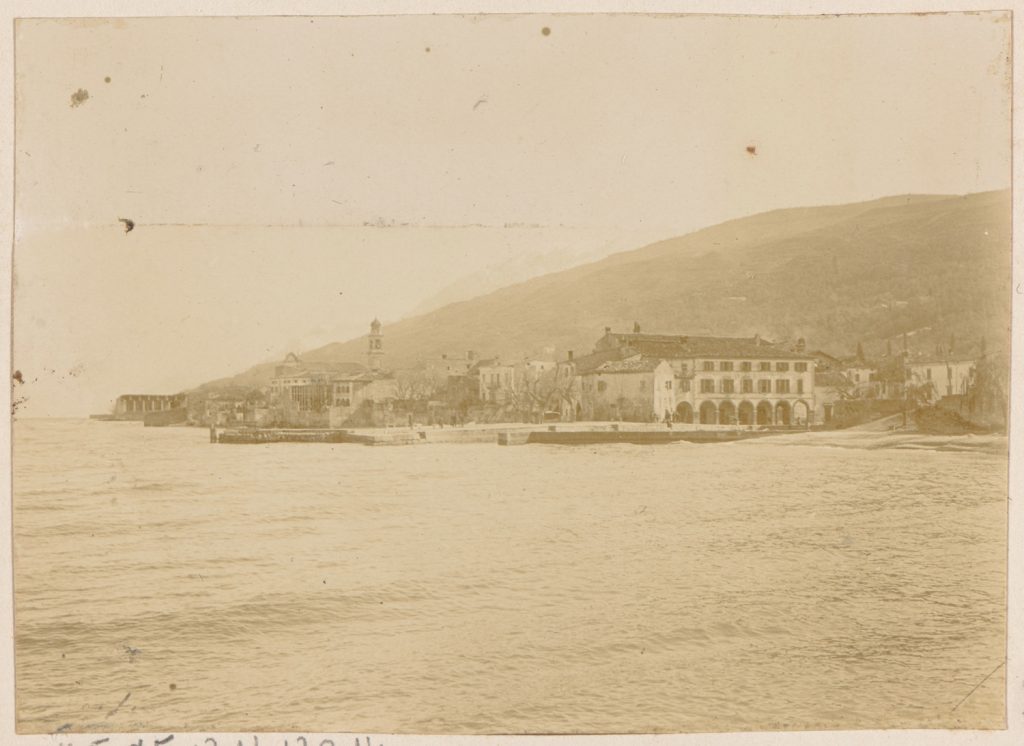 pejzaż - miasteczko na brzegu jeziora