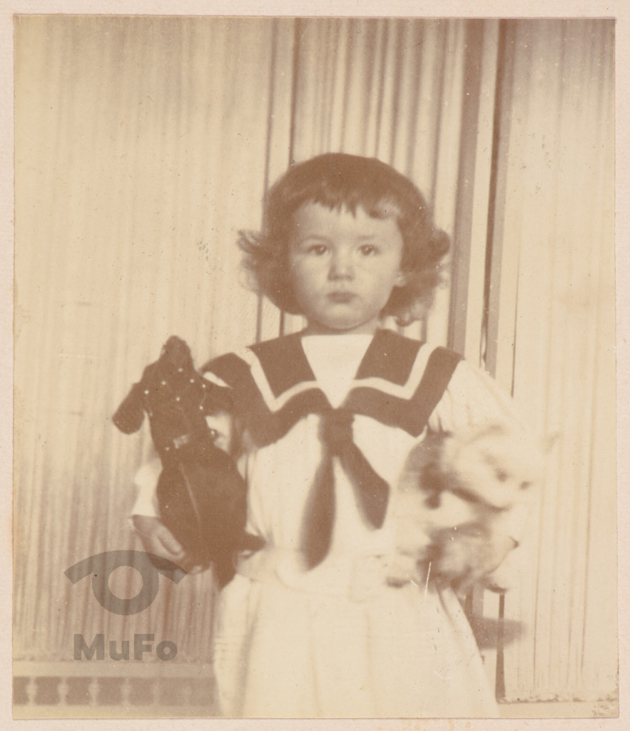 Portret dziecka z zabawkami.