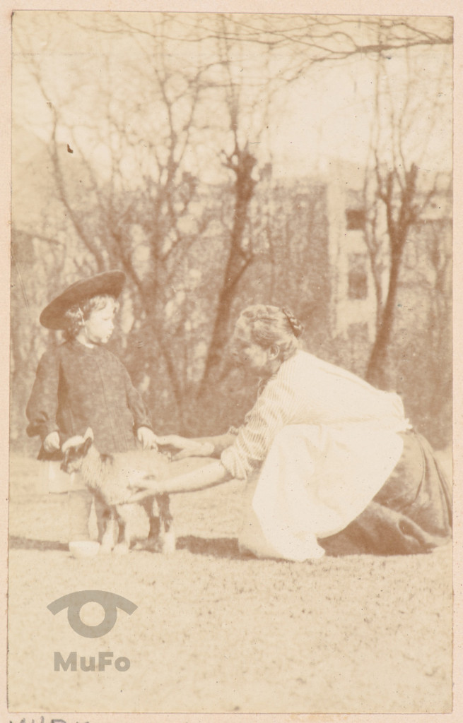 Kobieta bawiąca się z dzieckiem